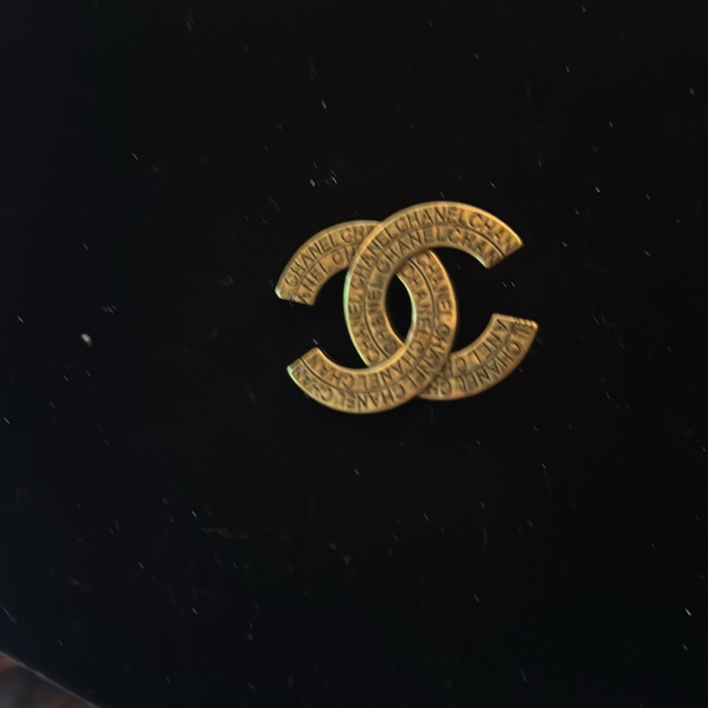 CHANEL antique Gold tone CC Logo Pin with Engraved Script signed in back - Picture 3 of 5